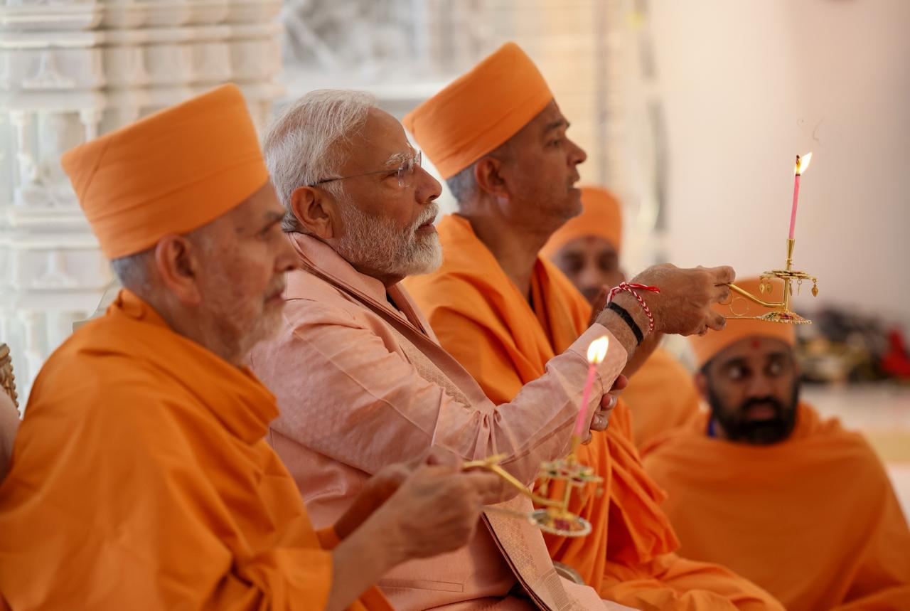 UAE: अबू धाबी में PM मोदी ने किया पहले हिंदू मंदिर का उद्घाटन
