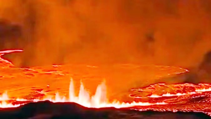 आइसलैंड : यहां फिर एक बार फटी धरती, पाताल से निकली आग 200 फीट ऊपर उठी