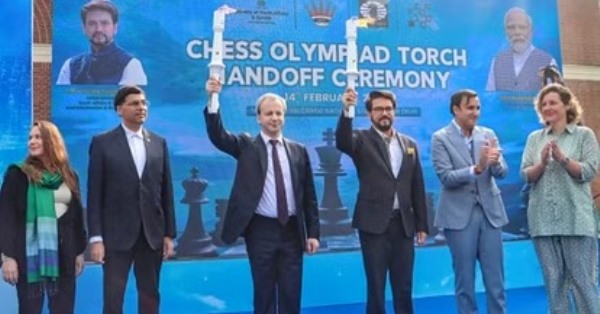 भारत ने शतरंज ओलंपियाड की मशाल हंगरी को सौंपी