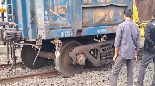 राजस्थान के सिरोही में रेल ट्रैक से उतरा मालगाड़ी का खाली वैगन