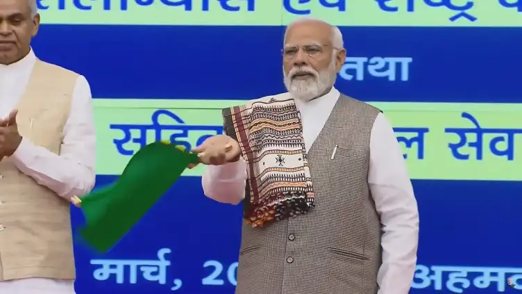 PM मोदी ने 10 नई वंदे भारत ट्रेनों को दिखाई हरी झंडी