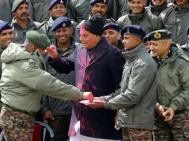 रक्षा मंत्री राजनाथ सिंह ने लेह में सैनिकों के साथ मनाई होली
