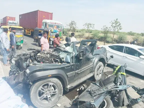 Thar collides with truck after crossing divider