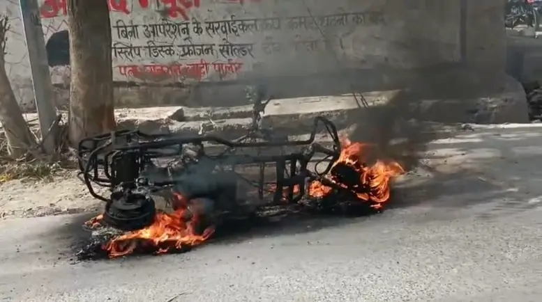 Rajasthan News: बाड़मेर शहर में उगम सिंह सर्किल के पास इलेक्ट्रिक स्कूटी में लगी आग
