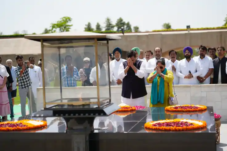 Delhi News: राजघाट पहुंचे AAP सांसद संजय सिंह, महात्मा गांधी को दी श्रद्धांजलि