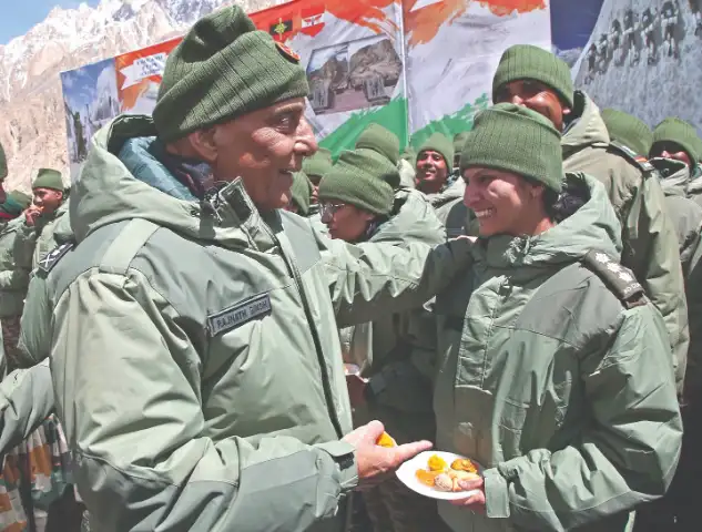 Siachen पहुंचे रक्षामंत्री