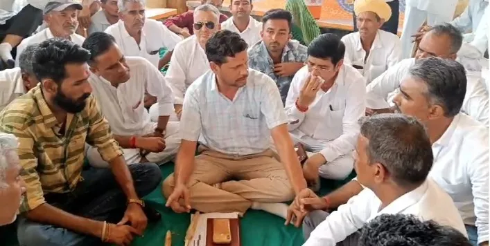 Rajasthan News: रानीवाड़ा में बिजली समस्या को लेकर किसानों का धरना प्रदर्शन