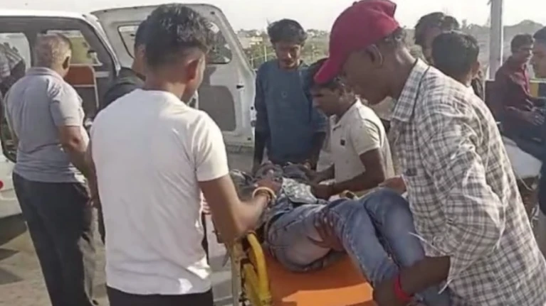 Rajasthan News: पाली में अज्ञात वाहन ने स्कूटी को मारी टक्कर, 2 लोग घायल