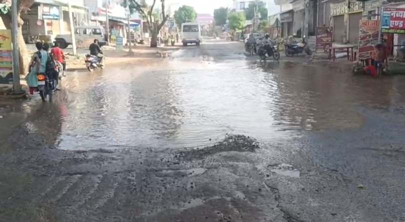 पाली के सोजत रोड में फूटी पानी की पाइपलाइन, लाखों लीटर पानी व्यर्थ
