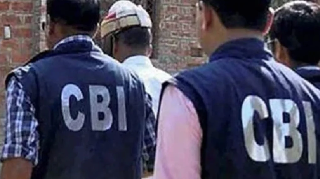 CBI ने इनकम टैक्स अधिकारी को 4 लाख रुपये रिश्वत लेते हुए गिरफ्तार किया