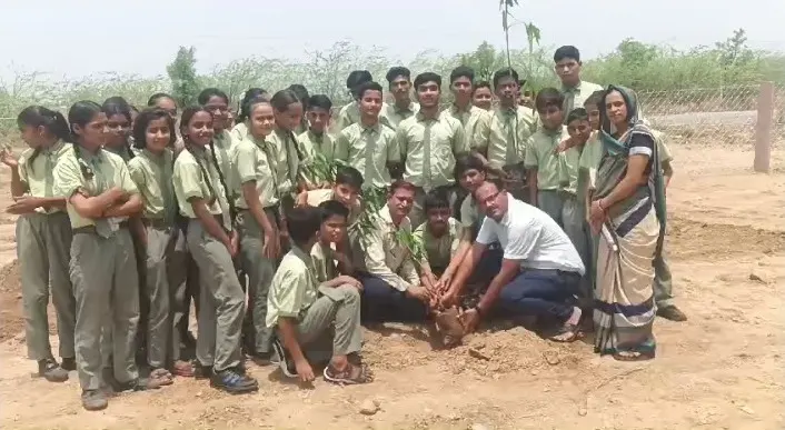 पौधारोपण अभियान के तहत स्कूल के विद्यार्थियों ने सड़क किनारे लगाए पौधे