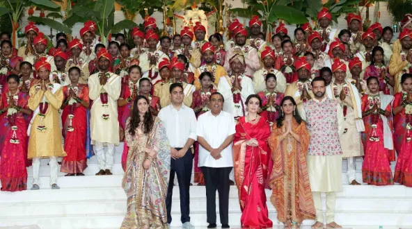 सामूहिक विवाह में Mukesh Ambani और नीता अंबानी ने जोड़ों को दिया आशीर्वाद