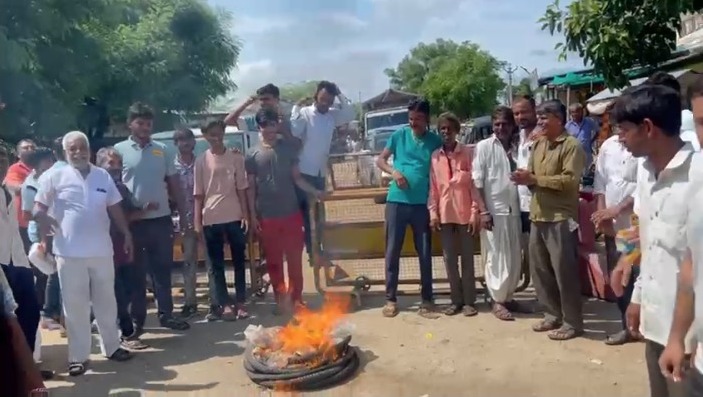 सीलदर में बिजली कटौती को लेकर ग्रामीण व व्यापारियों ने किया प्रदर्शन