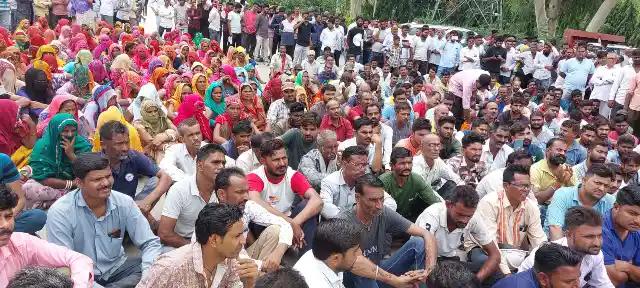 JK Lakshmi Cement प्लांट के बाहर भारी मात्रा में मजदूर श्रमिक कर रहे आंदोलन