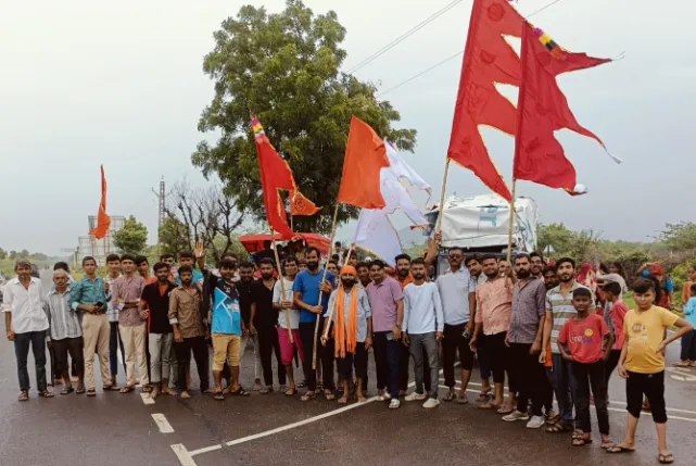 साण्डेराव से गंगा वेरी महादेव दर्शनार्थ सैकड़ों पैदल यात्रियों का एक संघ गाजों बाजों के साथ हुआ रवाना