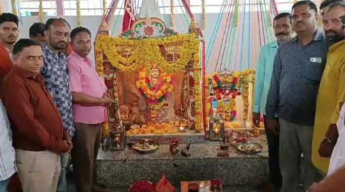 मातारानी भटियाणी माजीसा मंदिर के शिखर पर चढ़ाई ध्वजा, गूंजे जयकारे