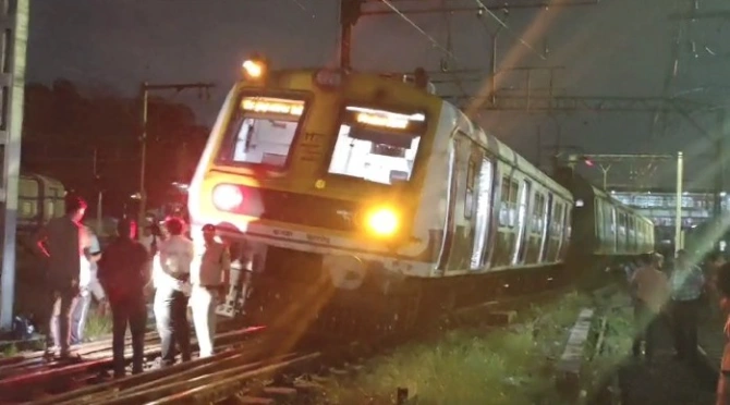 Kalyan Station पर पटरी से उतरी लोकल ट्रेन, सभी यात्री सुरक्षित