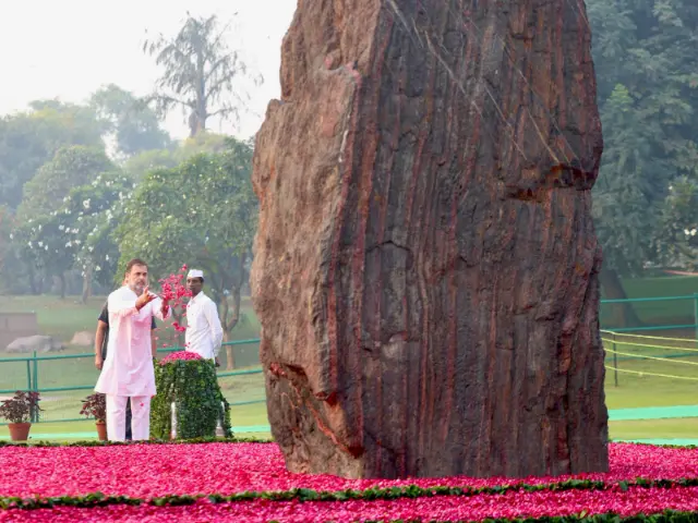 राहुल गांधी ने पूर्व PM इंदिरा गांधी की 40वीं पुण्यतिथी पर दी श्रद्धांजलि