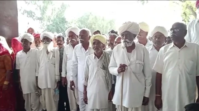 Barmer: टंकी से पाइप लाइन जोड़ने का विवाद पहुंचा कलेक्ट्रेट, ग्रामीणों ने ADM को सौंपा ज्ञापन