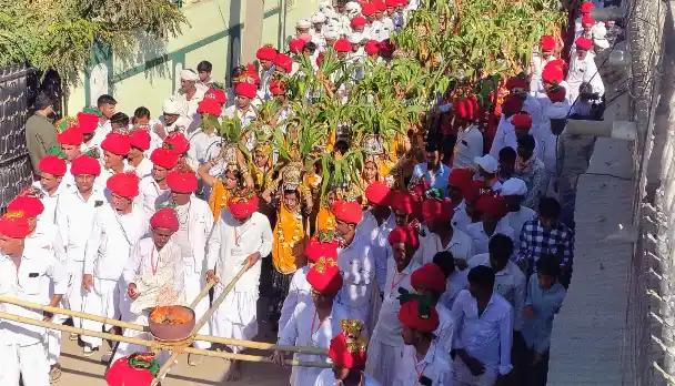 शोभायात्रा में गांव के युवा, बुजुर्ग पारंपरिक वेशभूषा में आकर्षण का केंद्र रहा