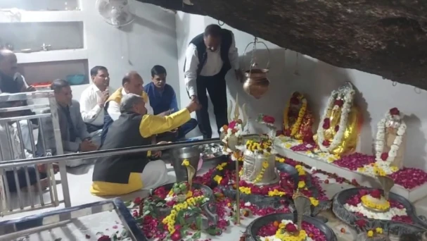 विश्वकर्मा तेरस पर हरनी महादेव मंदिर मे किया भोले नाथ का रुद्राभिषेक