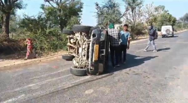 गाय को बचाने के चक्कर मे केम्पर गाड़ी दुर्घटनाग्रस्त 7 घायल