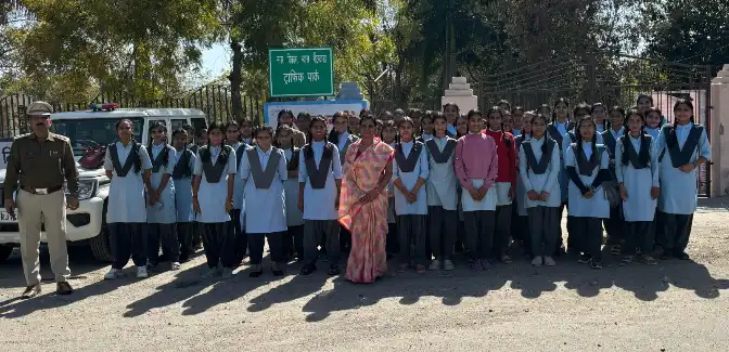 सुवाणा विद्यालय की छात्राओ को सडक़ सुरक्षा जागरूकता पर व्याख्यान