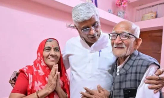 केंद्रीय संस्कृति एवं पर्यटन मंत्री गजेन्द्रसिंह शेखावत पहुँचे मुरलीधर खत्री के घर