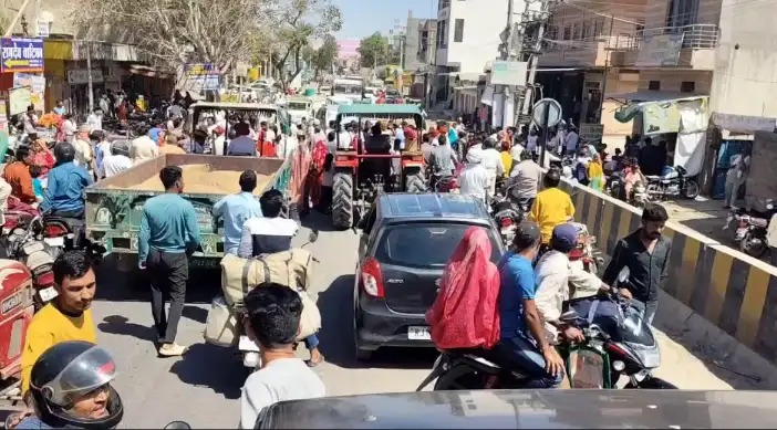 Sojat Road में नाले की पानी निकासी को लेकर ग्रामीणों ने स्टेट हाइवे जाम किया