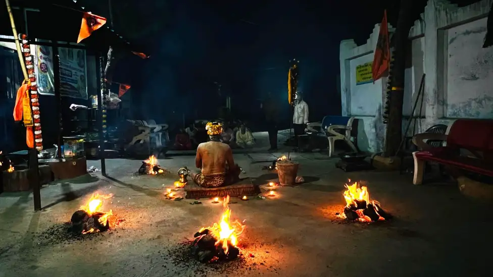 श्मसान में देर रात तक चला अग्नि तप महायज्ञ, आहुतियां देकर मांगी सुख-शांति 2 शमशान