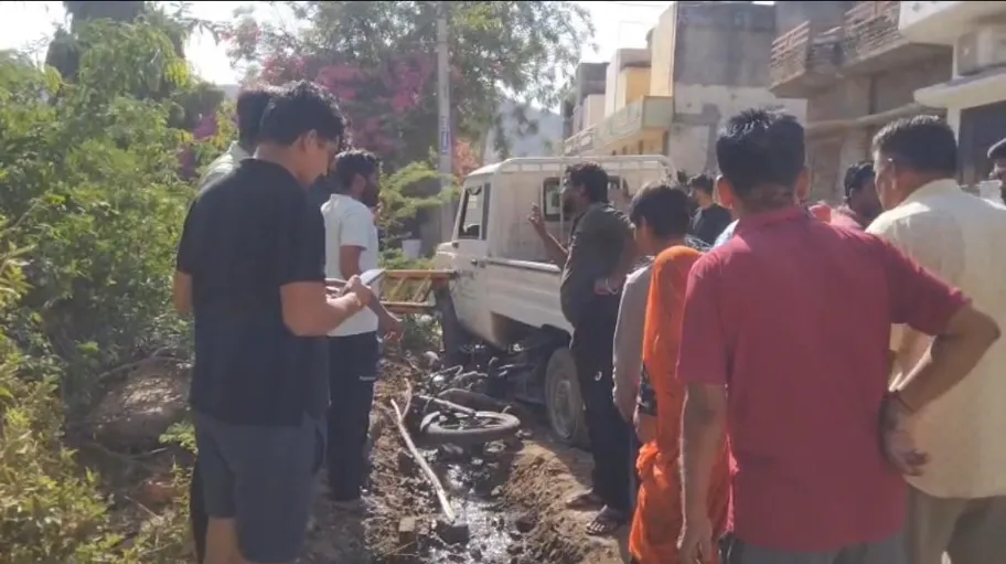 तेज रफ्तार पिकअप की टक्कर से अध्यापक घायल, उदयपुर रेफर