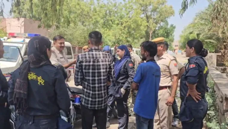 Kalika Patrolling Team ने राह चलती लड़कियों पर गलत कमेंट करने वाले मनचलों को पकड़ा