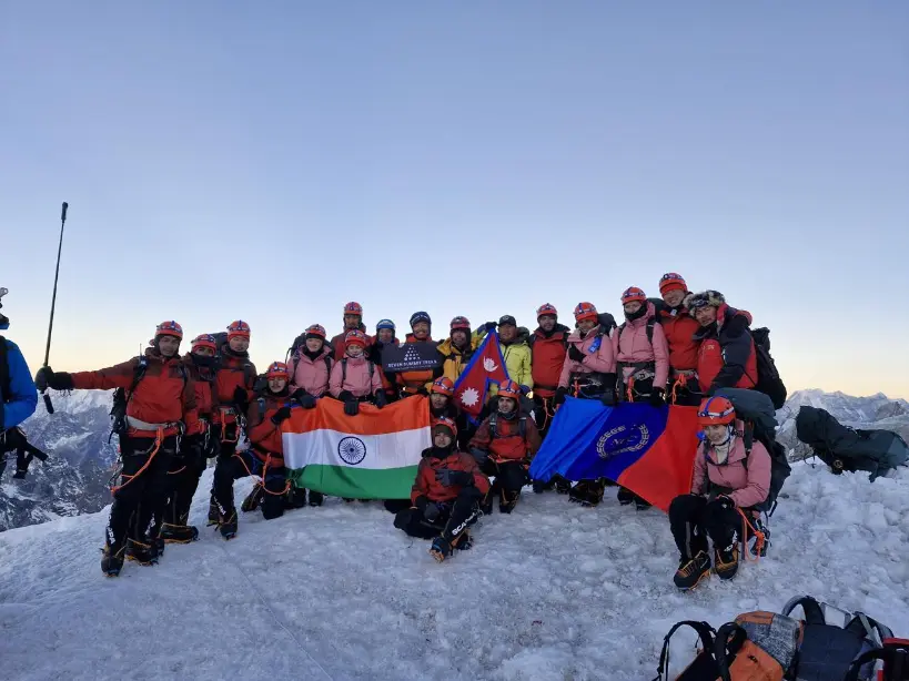 NCC के युवा पर्वतारोहियों ने Mount Everest पर फहराया तिरंगा
