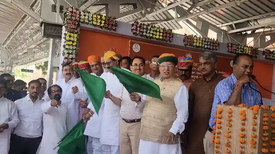 Deshnok Station पर चार जोड़ी ट्रेनों का ठहराव प्रारंभ, Arjun Ram Meghwal ने दिखाई हरी झंडी