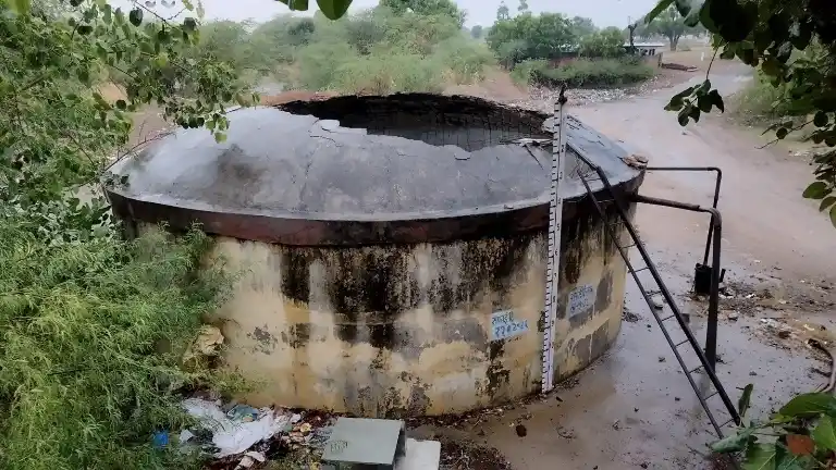 Pali: आऊवा गांव में आकाशीय बिजली गिरने से GSS व जलदाय टंकी क्षतिग्रस्त