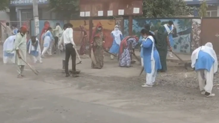 Barmer: नवो बाड़मेर अभियान के अंतर्गत संत निरंकारी मण्डल के सेवादल ने किया श्रमदान