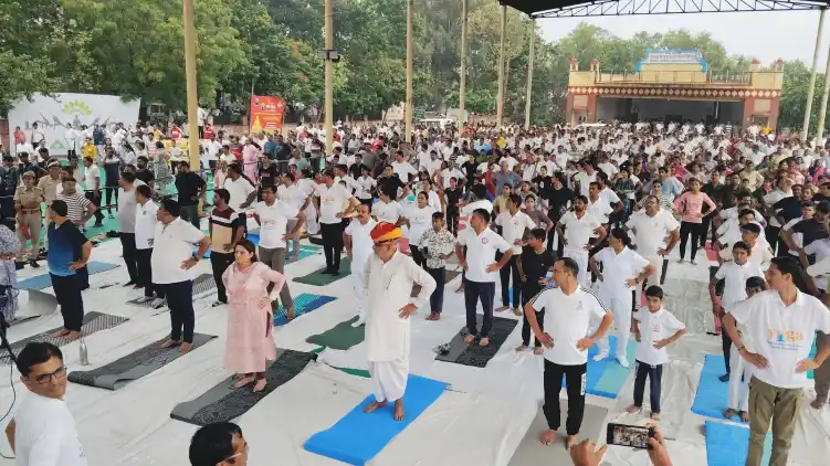योग दिवस पर लखोटिया उद्यान में उमड़ा जनसैलाब, बारिश में भी जारी रहा उत्साह
