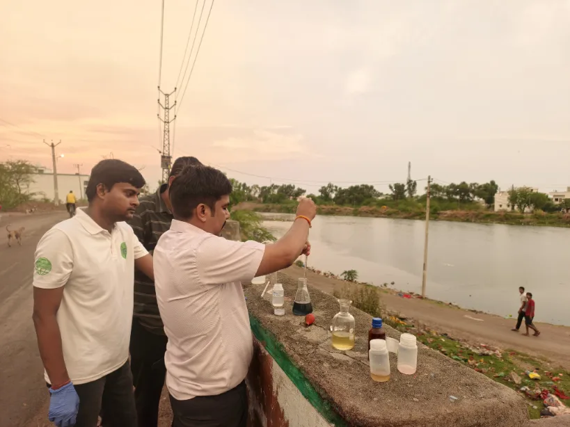 मछलियों की तड़प देख हरकत में आई प्रशासनिक टीमें