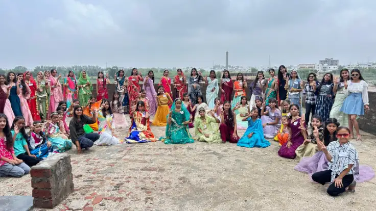ग्रीष्मकालीन शिविर में रैंप वॉक का आयोजन