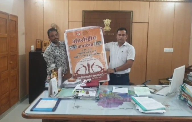 SDM ने जगदीश माली के स्वच्छता‑योग संदेश पर पोस्टर का किया विमोचन