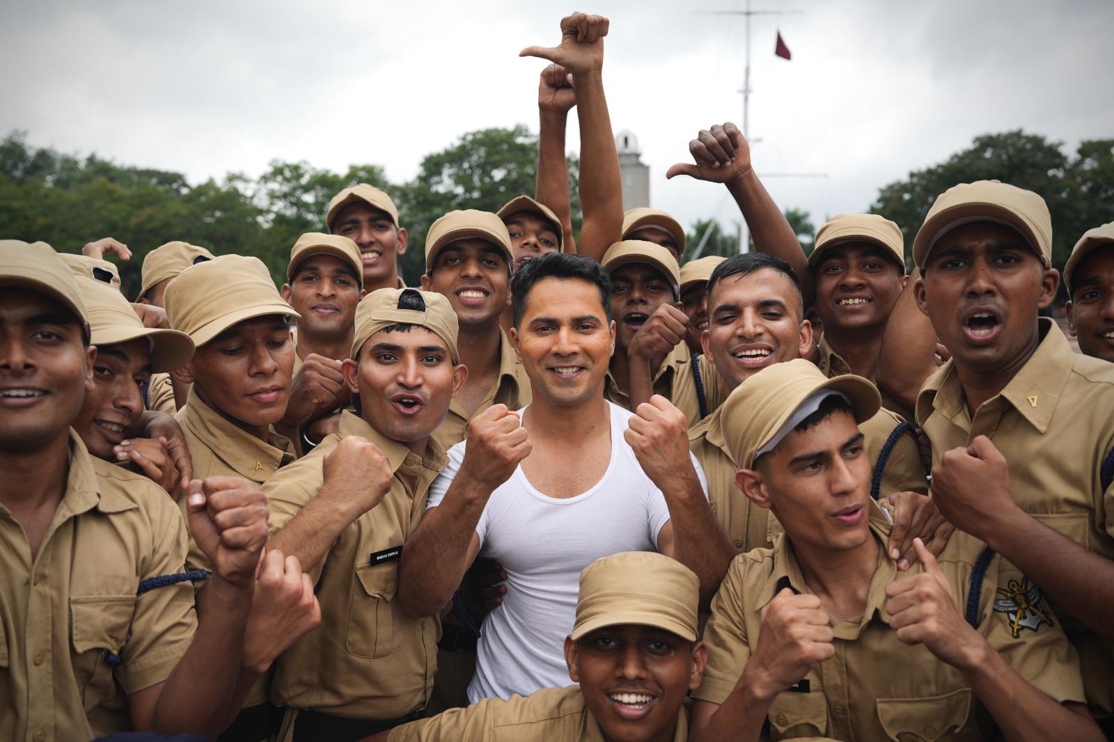 Border 2 की शूटिंग में Varun Dhawan का फौजी जोश, कैडेट्स को दी Knuckle Push-up की टक्कर!