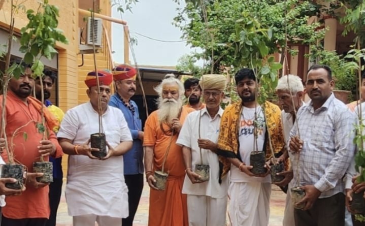 Barmer: भाजपा नेता Ganpat Banthia ने परेऊ मठ मठाधीश के सानिध्य में किया पौधारोपण