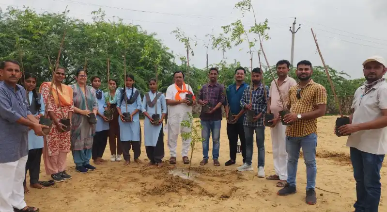 Barmer: "एक पेड़ माँ के नाम" अभियान के तहत भाजपा नेता गणपत बांठिया ने किया पौधारोपण