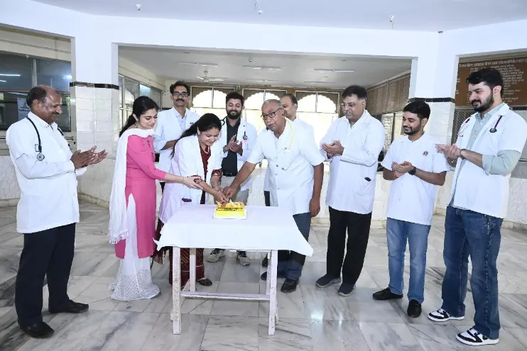 Jaisalmer: श्री माहेश्वरी हॉस्पिटल में केक काटकर मनाया गया National Doctor's Day