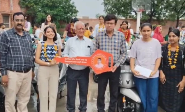 Pali में पंडित दीनदयाल उपाध्याय अंत्योदय संबल पखवाड़ा के तहत स्कूटी वितरण