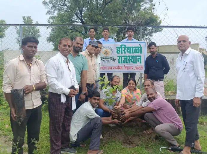 Rajsamand: कोटडी विद्यालय परिसर मे पीईईओ व ग्रामीणों ने किया पौधा रोपण