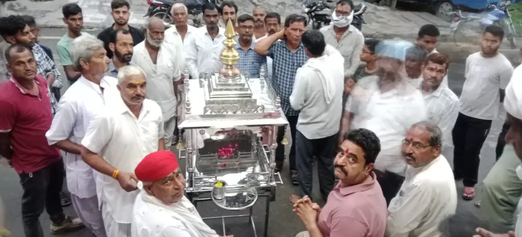 Rajsamand : समाजसेवी टांक ने बाबा रामदेव को वैवाण भेंट किया