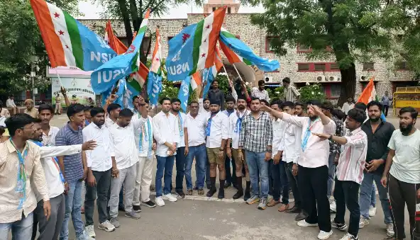 Pali में छात्र नेताओं का अनोखा प्रदर्शन, छात्र संघ चुनाव बहाली की उठी मांग