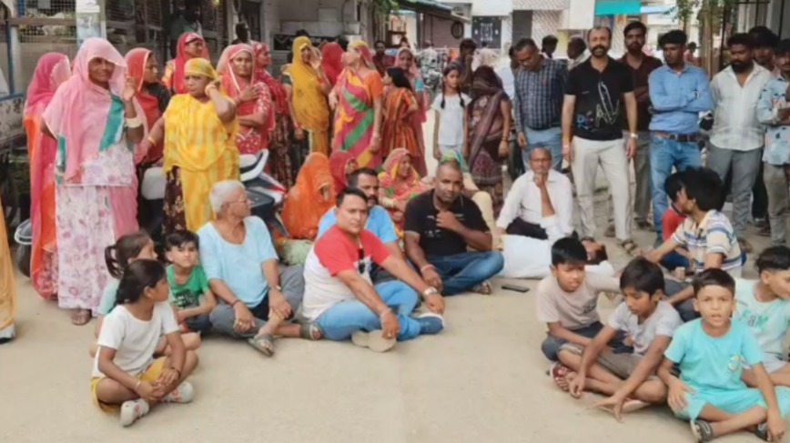 Pali : स्कूल के पास मोबाइल टावर लगाने का विरोध, पूर्व पार्षद के नेतृत्व में धरना प्रदर्शन