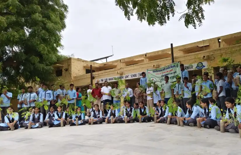 Barmer: हरियालो राजस्थान के तहत छात्र-छात्राओं को पौधे वितिरत